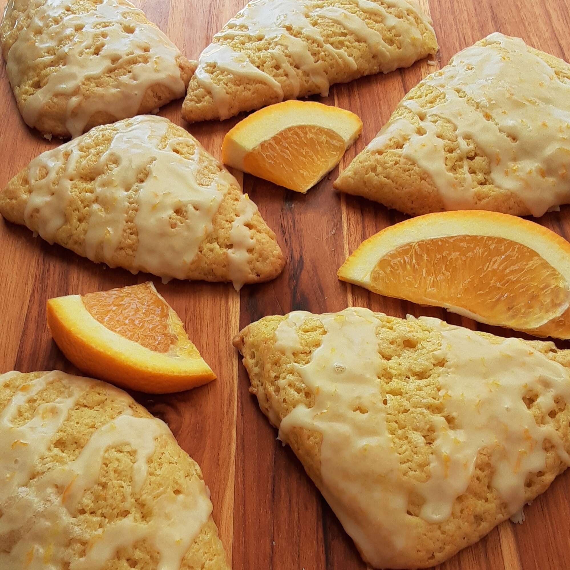 Scones de naranja con glaseado de naranja