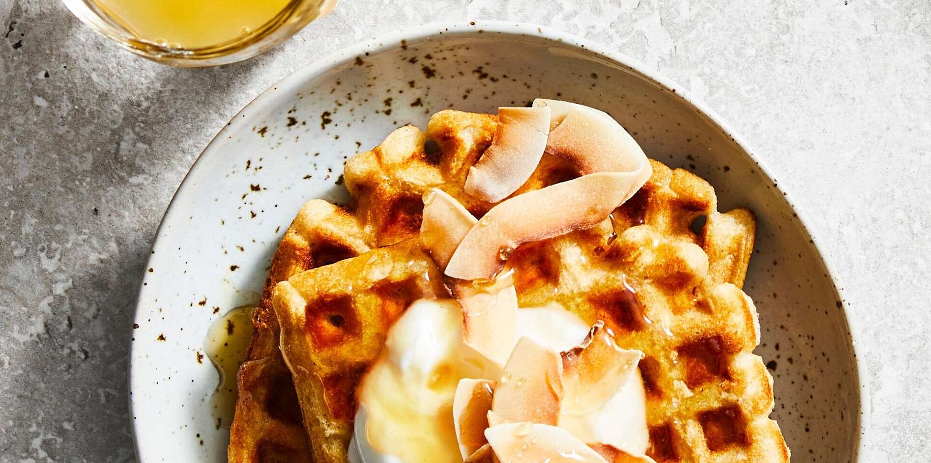 Waffles integrales más saludables con coco crujiente
